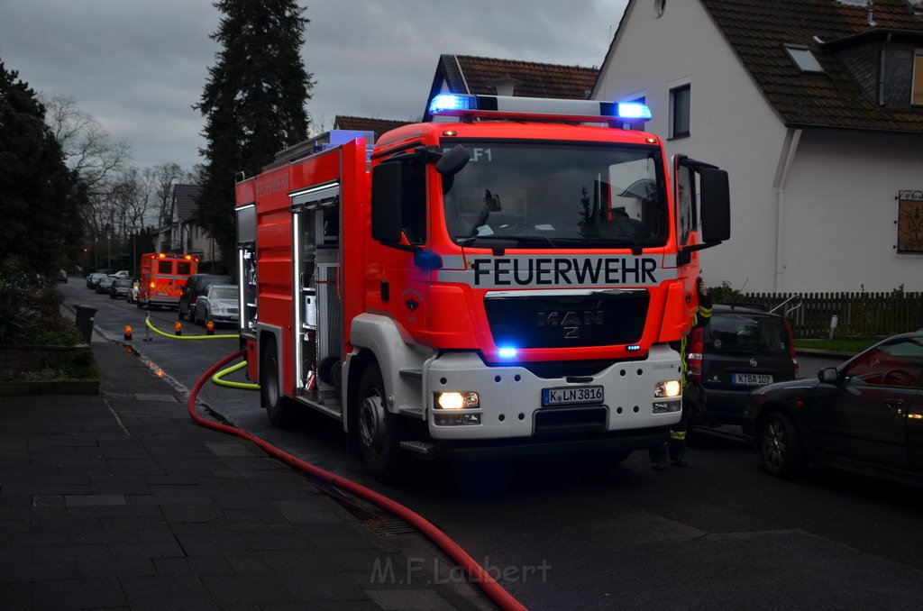 Feuer 2 Koeln Rodenkirchen Schuetzstr P240.JPG